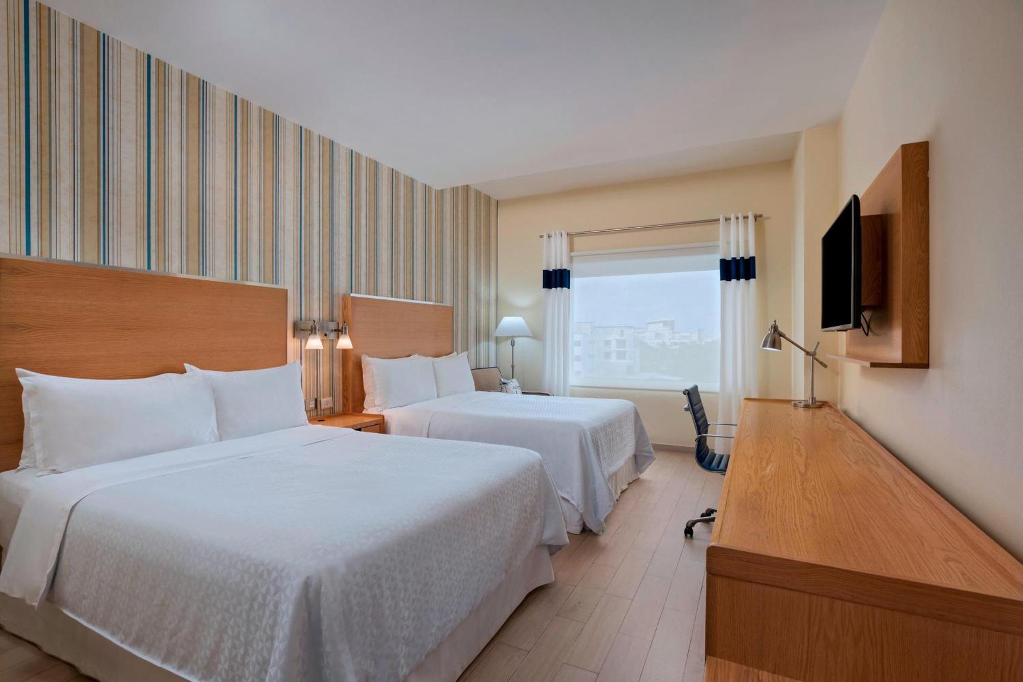 Traditional Guest room 2 Queen City view
